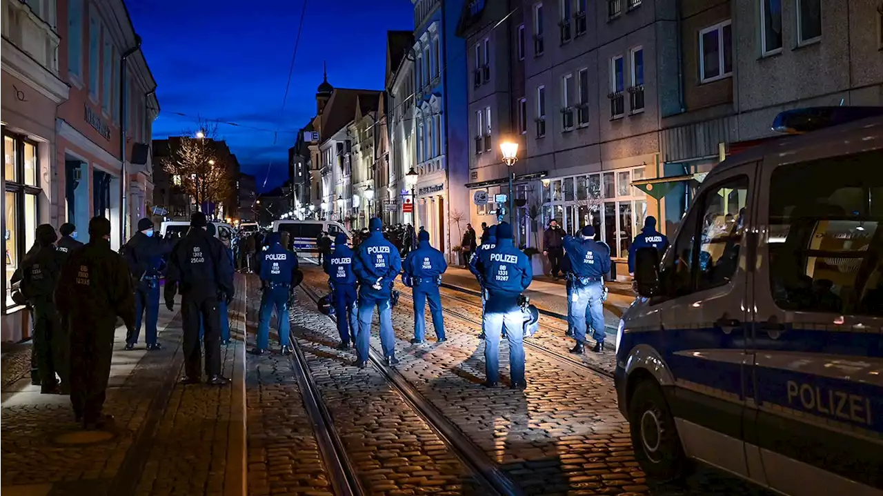 Polizei löst unangemeldete Corona-Demo in Cottbus auf