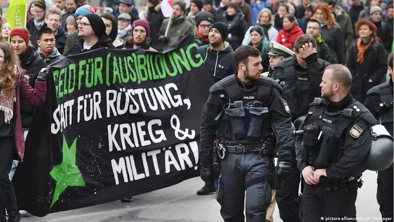 В Мюнхене прошли протесты против Конференции по безопасности | DW | 20.02.2022