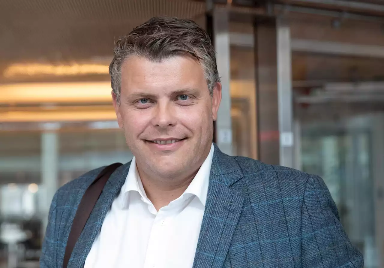 Hyrer tidligere justisminister til sak mot staten