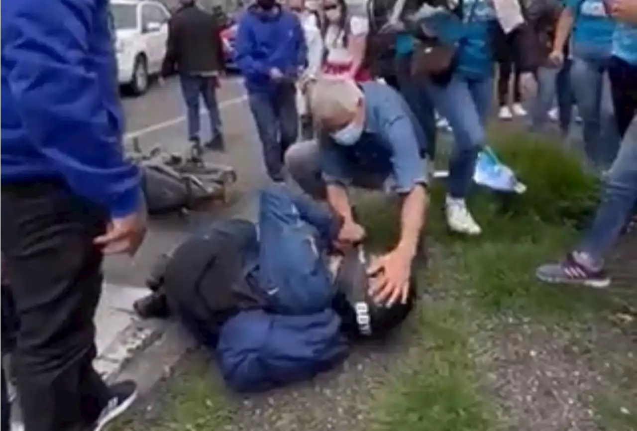 Motociclista se estrelló tras insultar a Peñalosa y el candidato lo auxilió