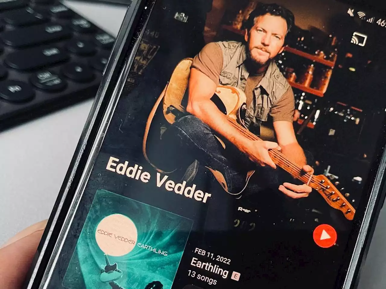 Eddie Vedder dan Orang-orang di Sekitarnya