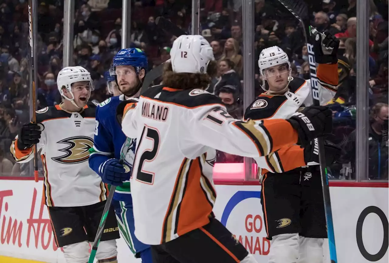 Ducks build big early lead, end losing streak with win over Canucks