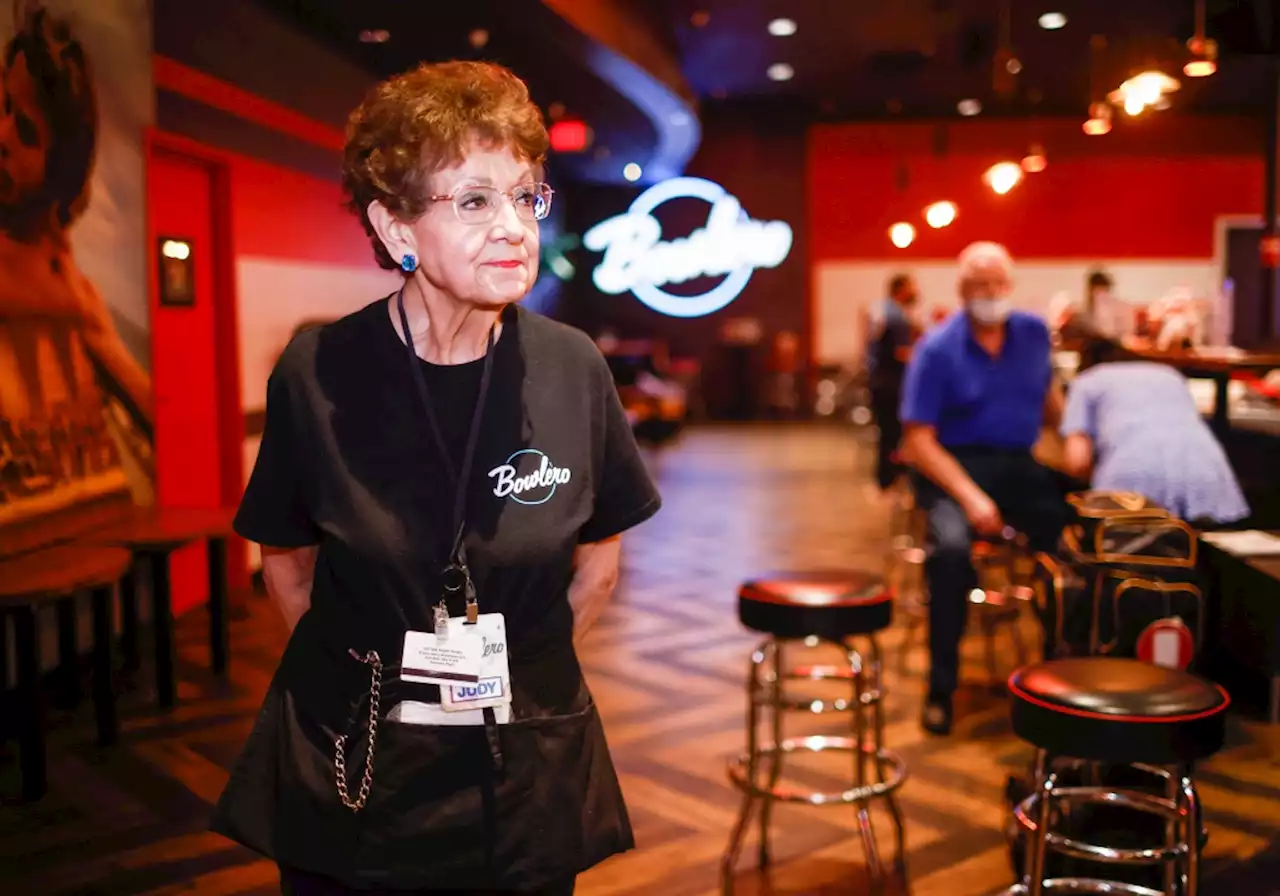 San Jose bowlers bid farewell to waitress retiring after 42 years on the job