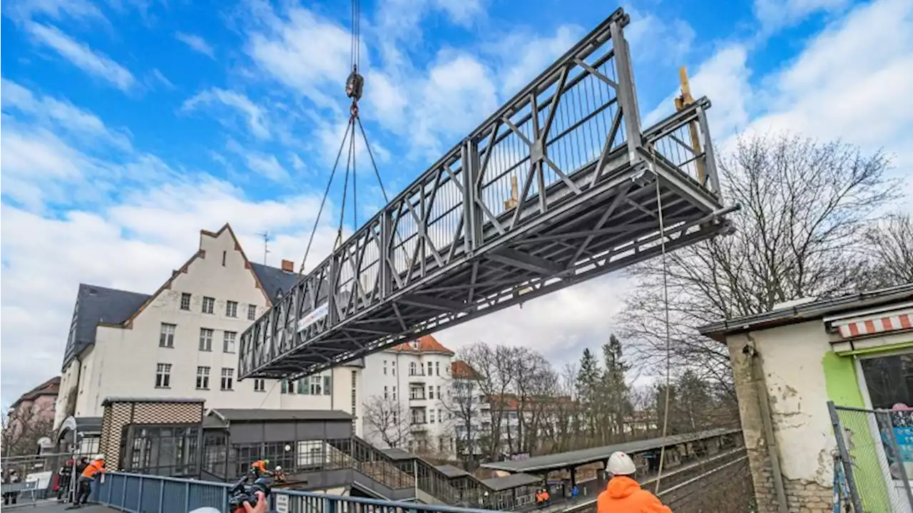 Die zwei Behelfsbrücken für die Moltkebrücke stehen bereit