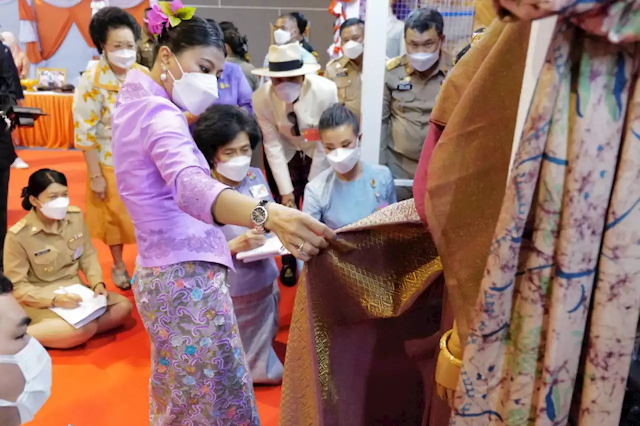 เจ้าฟ้าสิริวัณณวรีฯพระราชทานคำแนะนำพัฒนาผลิตภัณฑ์ผ้าไทยภาคใต้