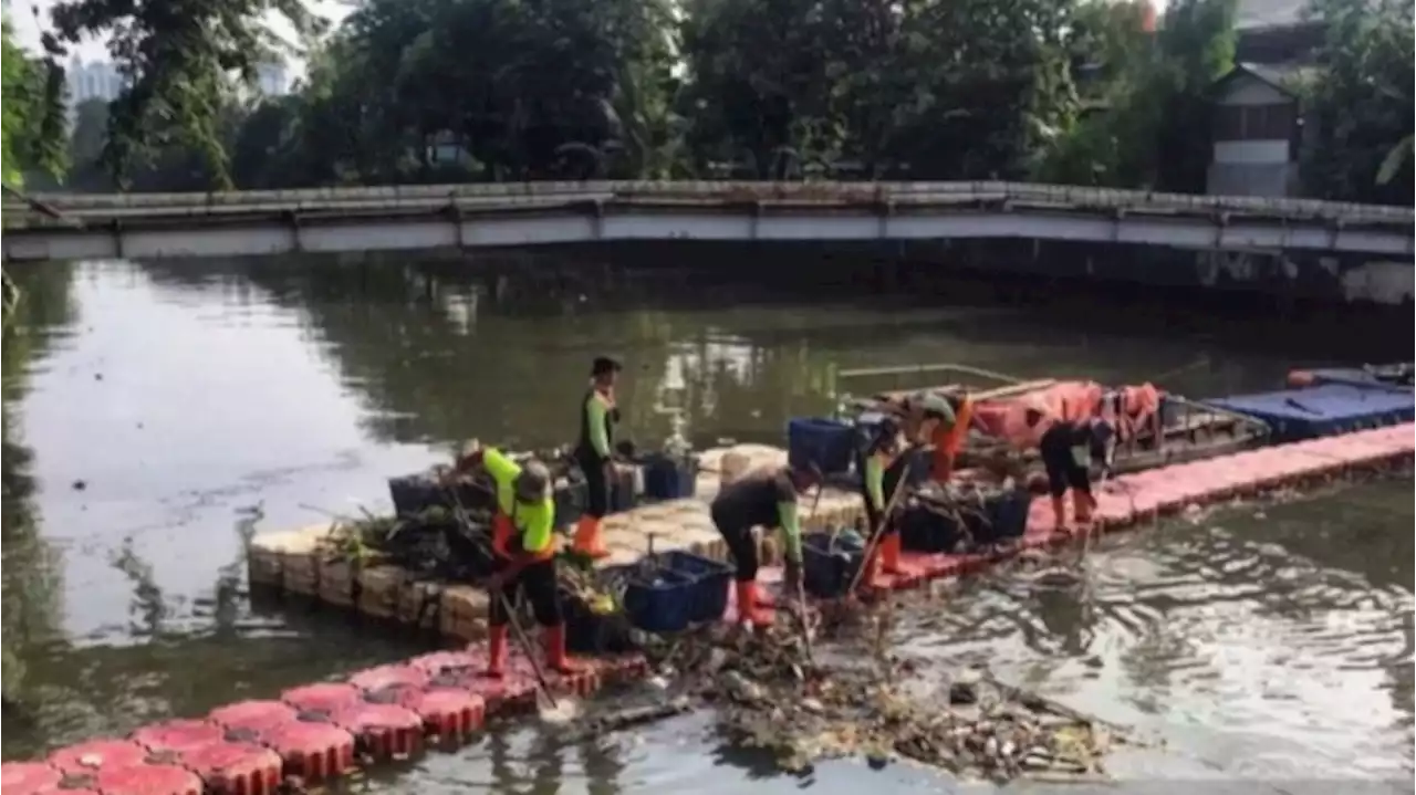 Wagub DKI: Volume Sampah di Sungai Jakarta Melebihi Monas