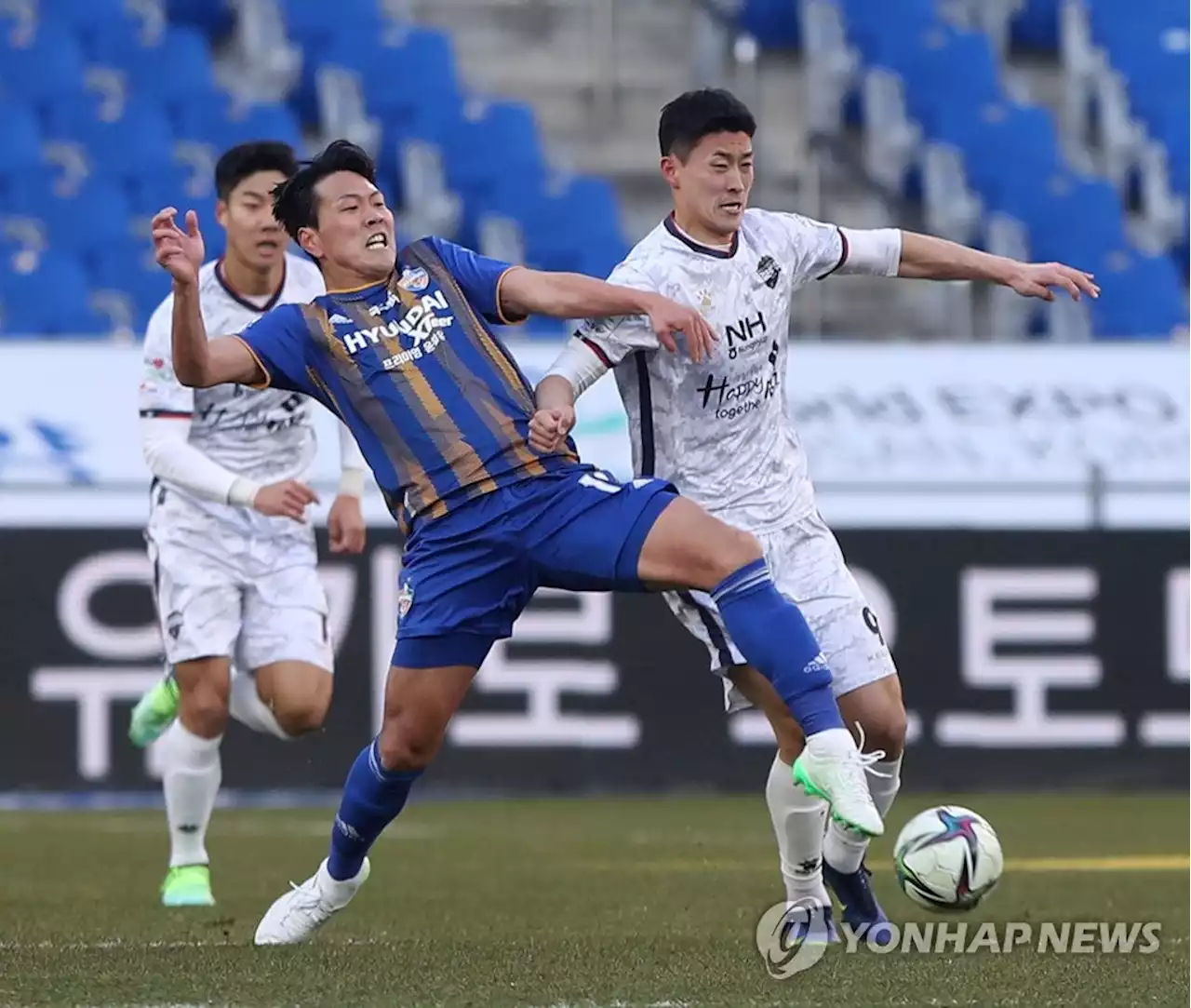 우승 후보 울산, 10명 뛴 김천과 0-0 무승부…포항은 제주 완파(종합) | 연합뉴스