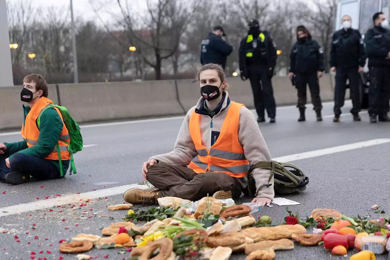 'Aufstand der letzten Generation' - Aktivisten: Blockieren derzeit Teile des Hamburger Hafens