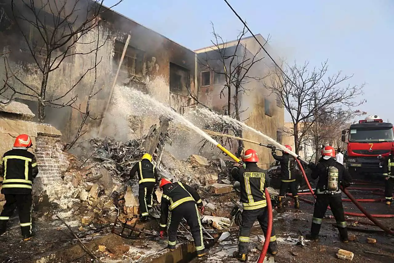 Iran - Kampfflugzeug stürzt in Wohngebiet - drei Todesopfer in Täbris