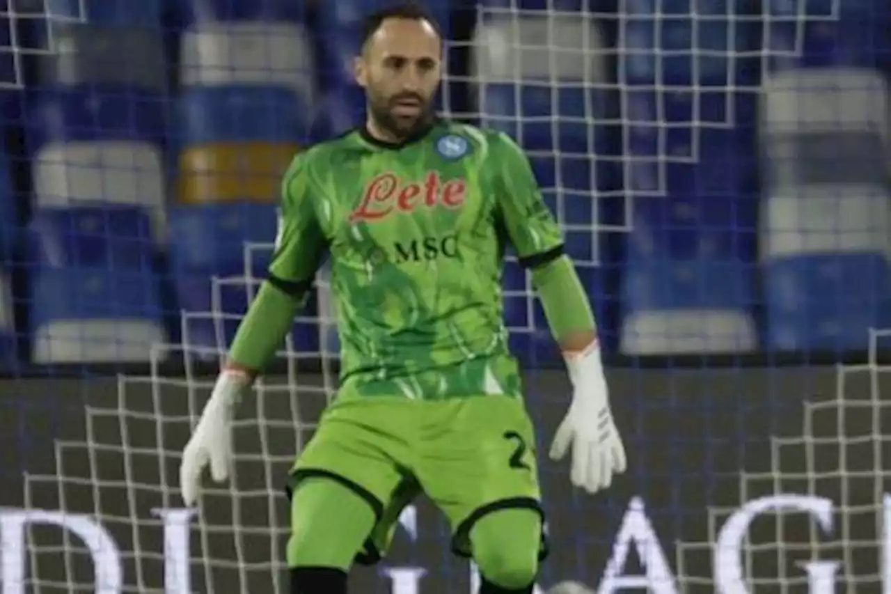 Ospina pecó y rezó: sufrido empate de Napoli en casa de duro Cagliari