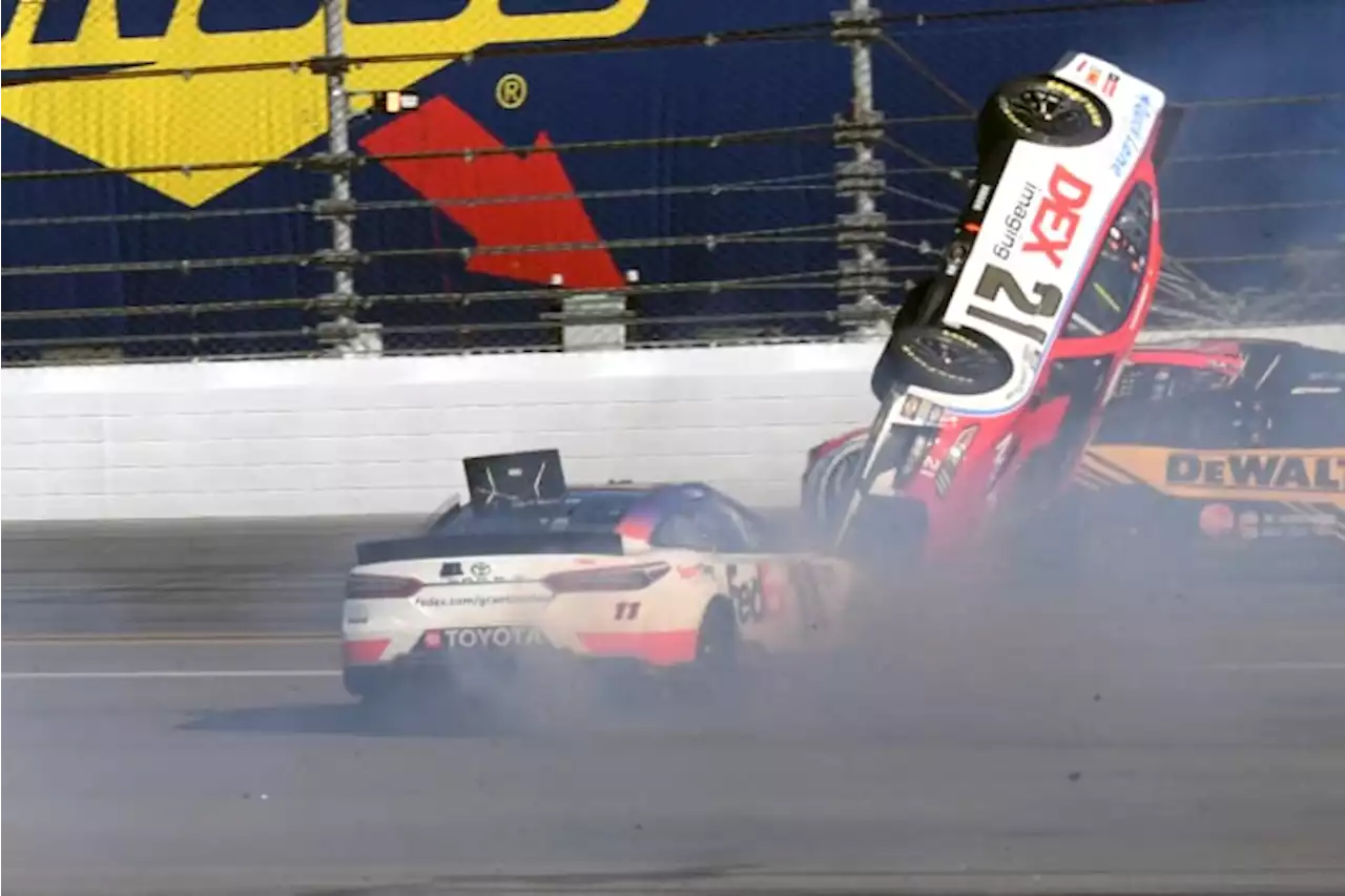 Hamlin's chase for 4th Daytona 500 win ends with early crash