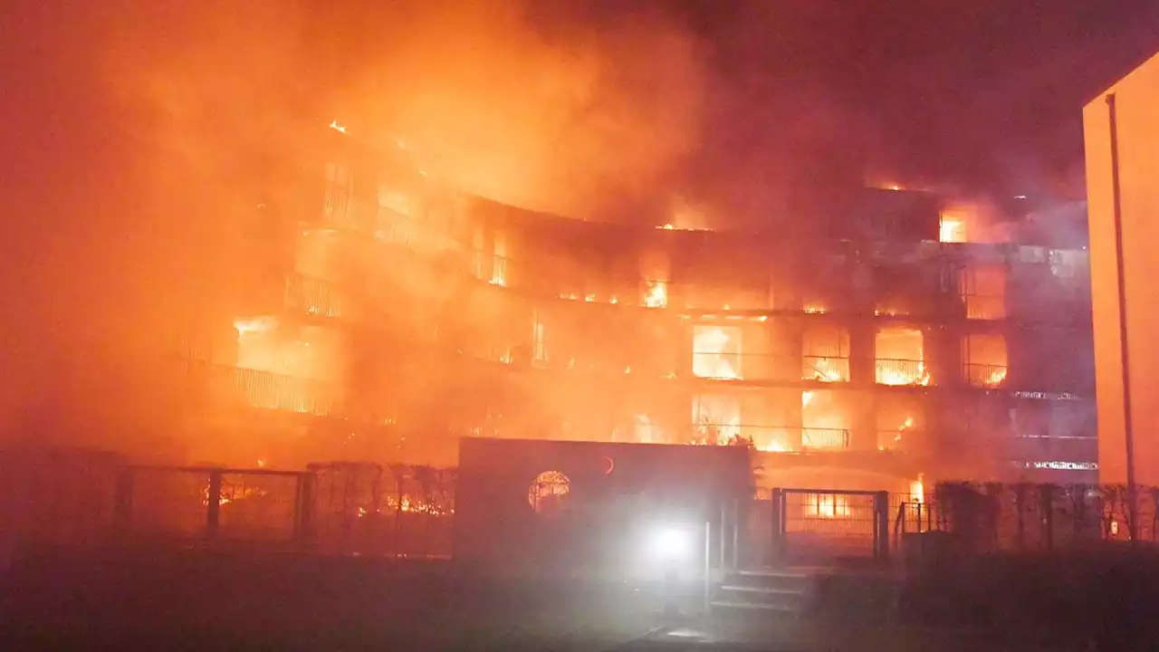 Wohnkomplex-Feuer breitete sich von Balkon aus – vom Sturm 'Antonia' angefacht