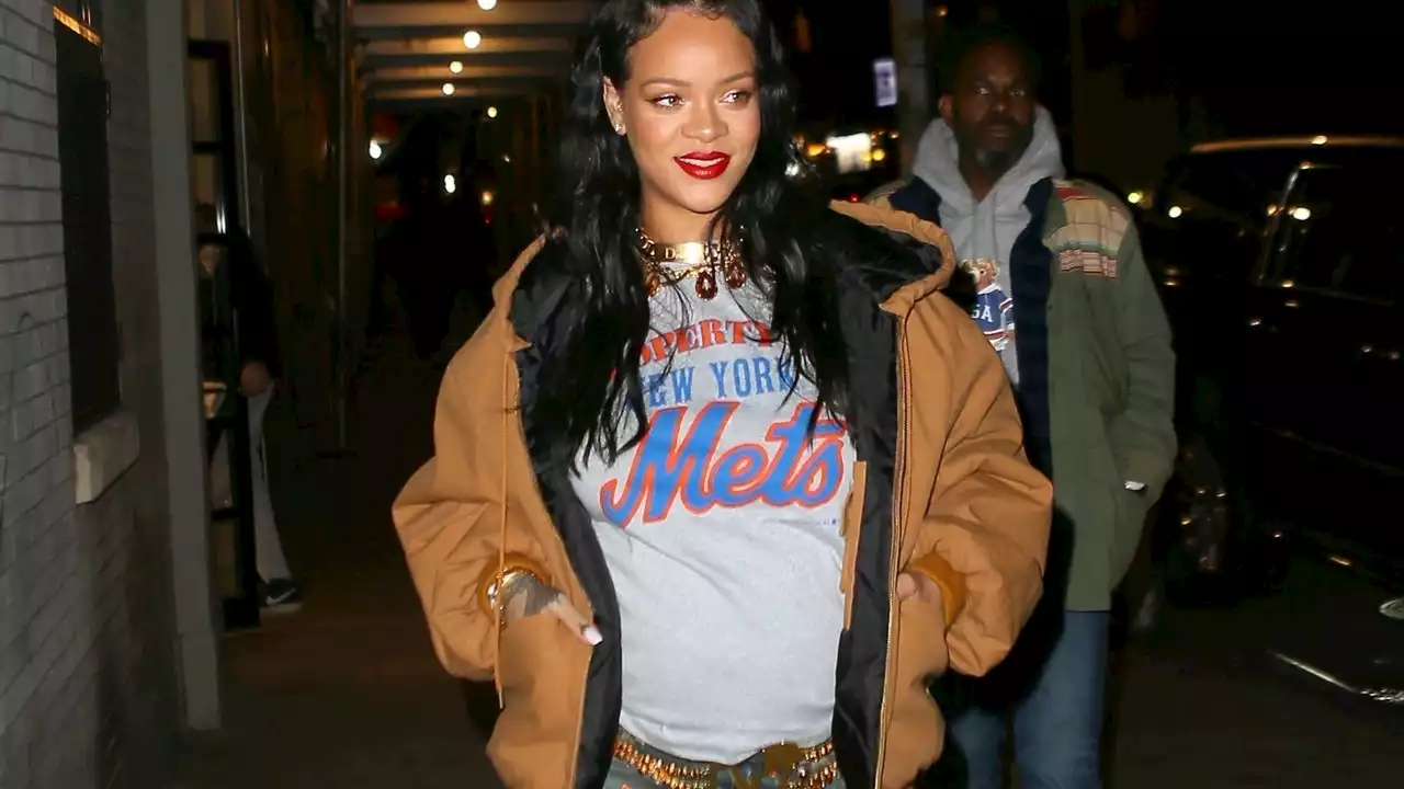 Rihanna feiert das Y2K-Comeback der Jeans mit Strass – und erinnert an Lorelai Gilmore