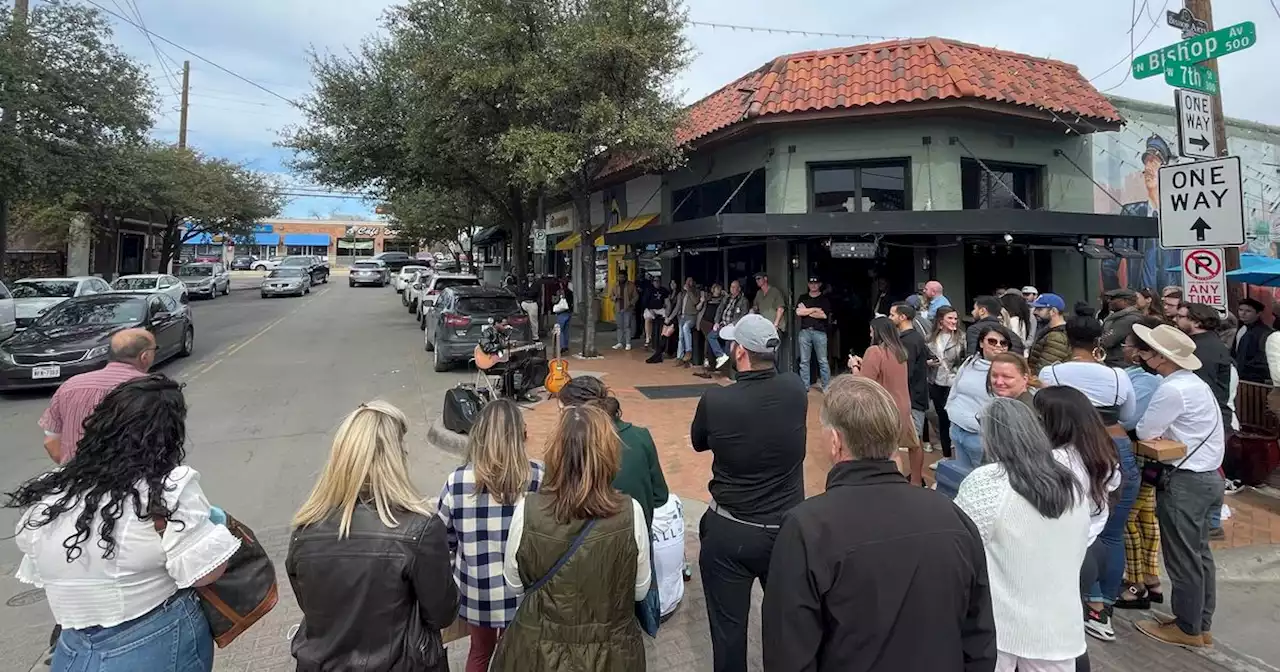 ‘It was awesome’: Leon Bridges’ street performance stops shoppers in Bishop Arts District