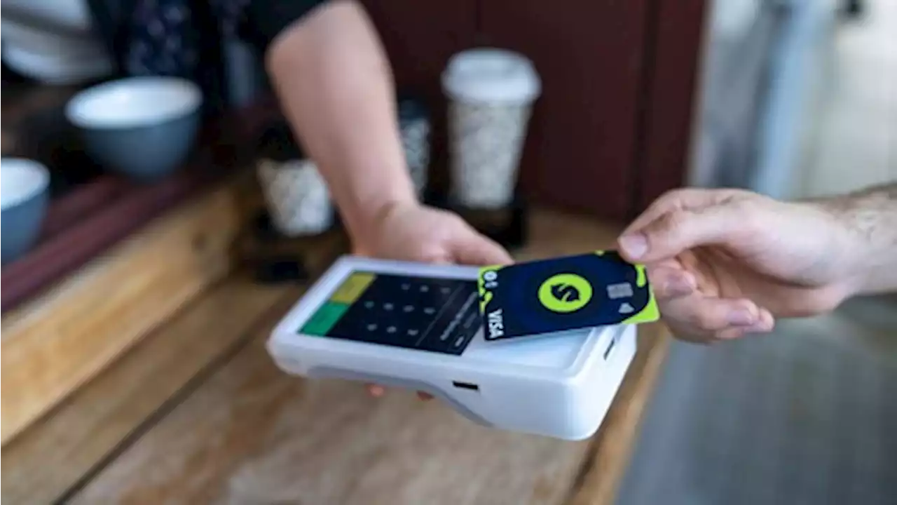 Esta tarjeta de débito cripto te devuelve el 102% de tus compras en Bitcoin