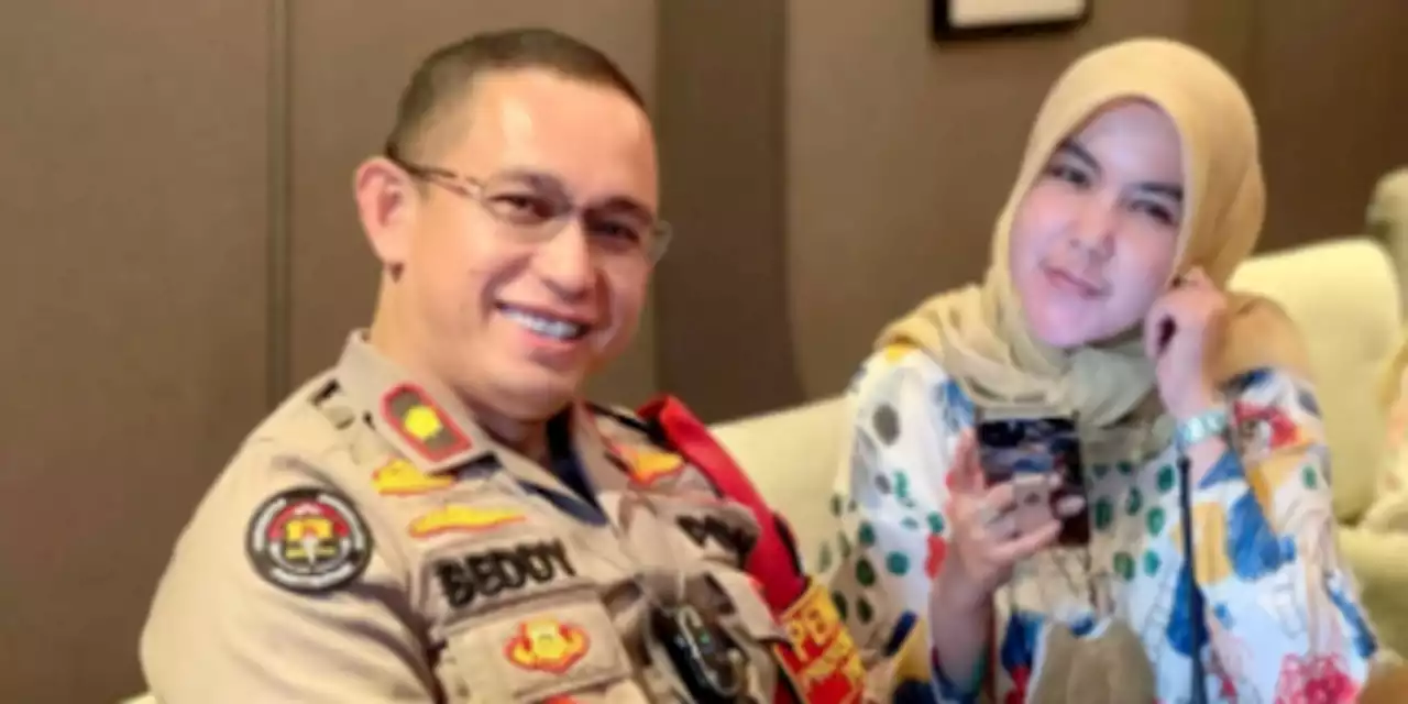 Momen Mesra Kapolsek bersama Istri Sebelum 'Ratakan' Para Penjahat, Sweet Banget | merdeka.com