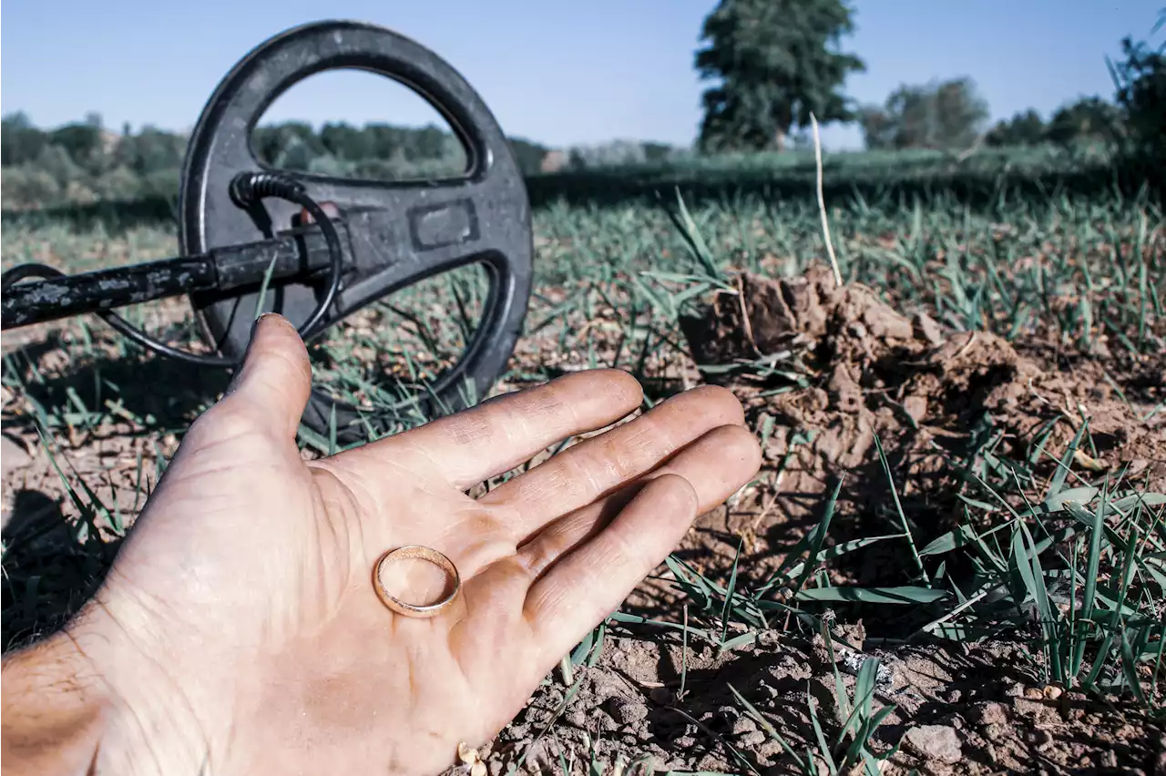 Man rescued stranger's engagement ring from snowdrift using metal detector