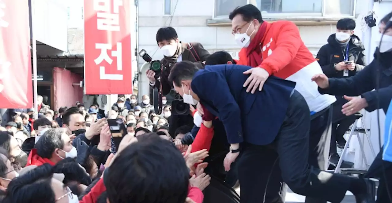 '휘청' 윤석열, 유세 중 무대 추락할 뻔…경호원 급히 잡아