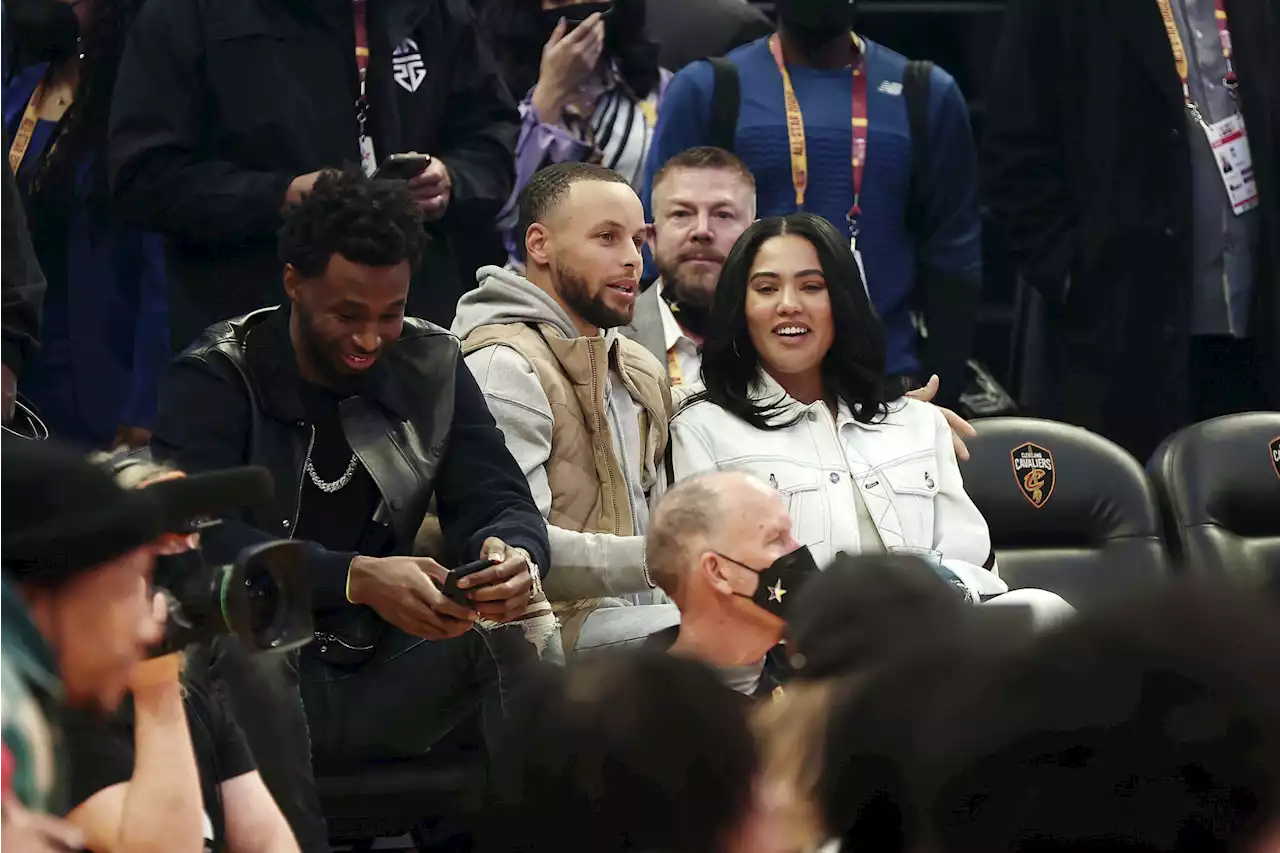 Ayesha, Steph Curry booed while promoting their new romance show