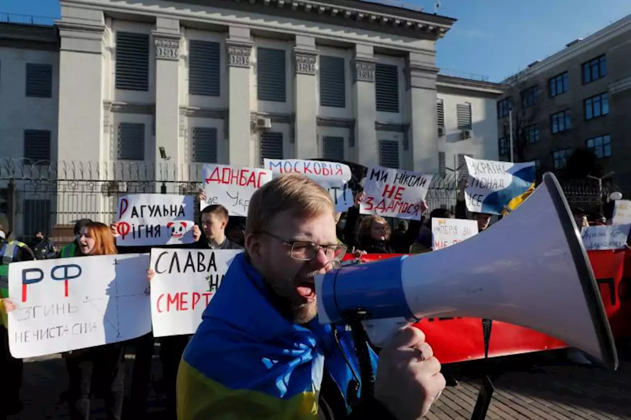 Russia says to evacuate diplomats from Ukraine soon