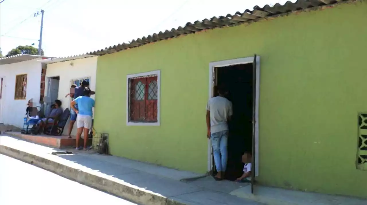 Adolescente fue hallada muerta en el patio de su casa: tenía un lazo en el cuello