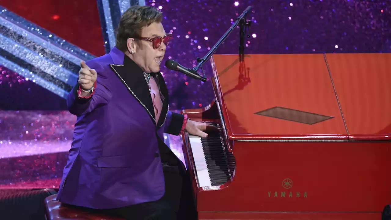 Air scare for singer Elton John on way to NYC concert, report says