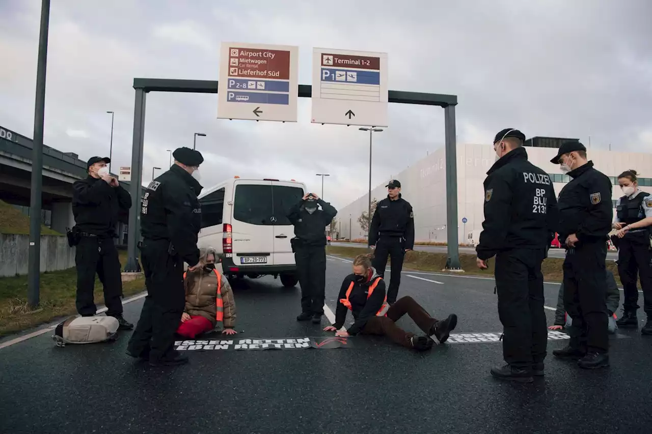 Berliner Polizei trickst Klima-Blockierer am Flughafen BER aus