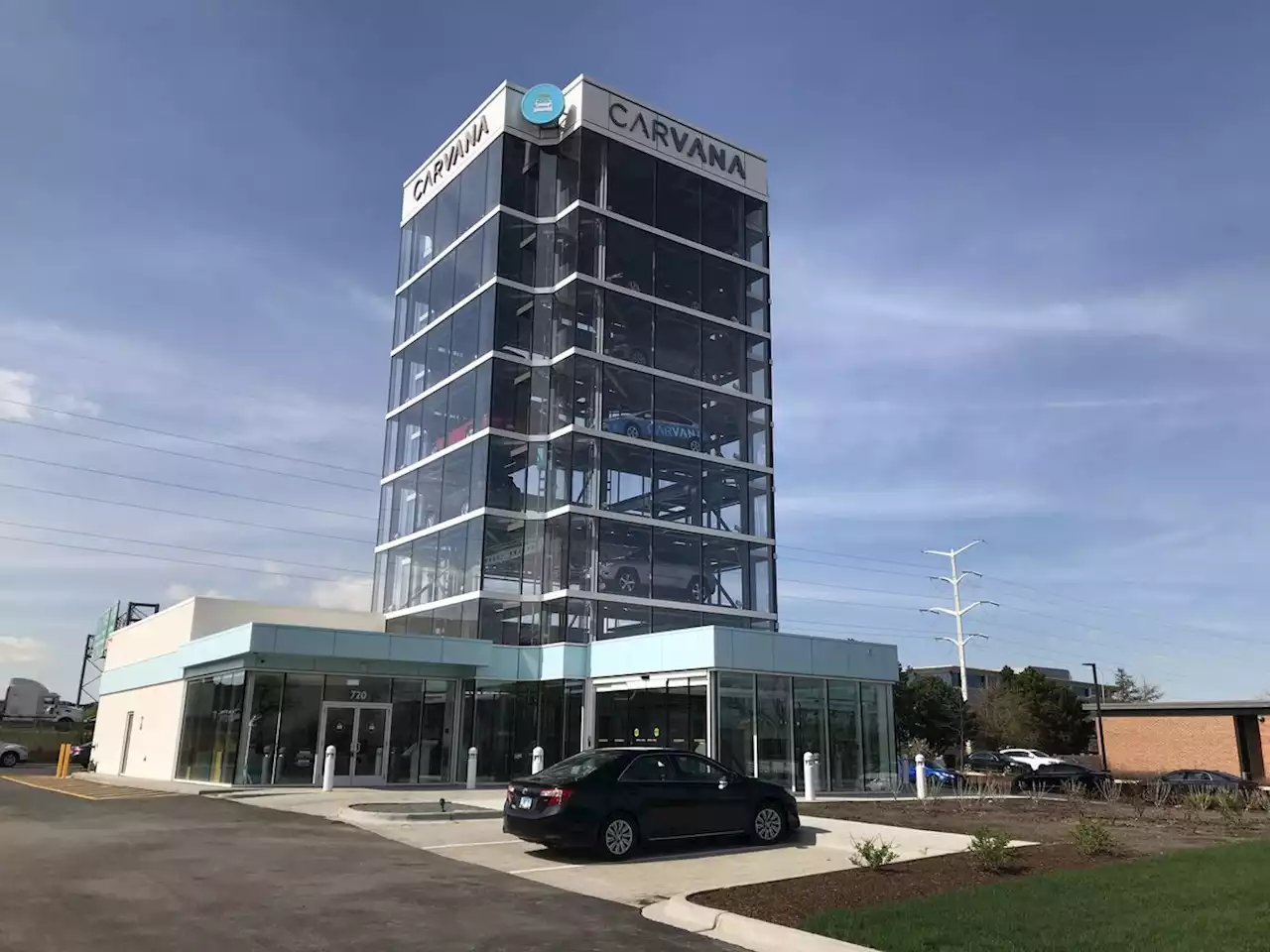 Skokie gives final approval to Carvana glass tower near forest preserve despite opponents’ fears it will kill birds