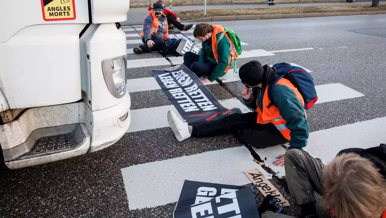 Münchner Flughafen: Klimaaktivisten von »Aufstand der letzten Generation« kleben sich auf Straße