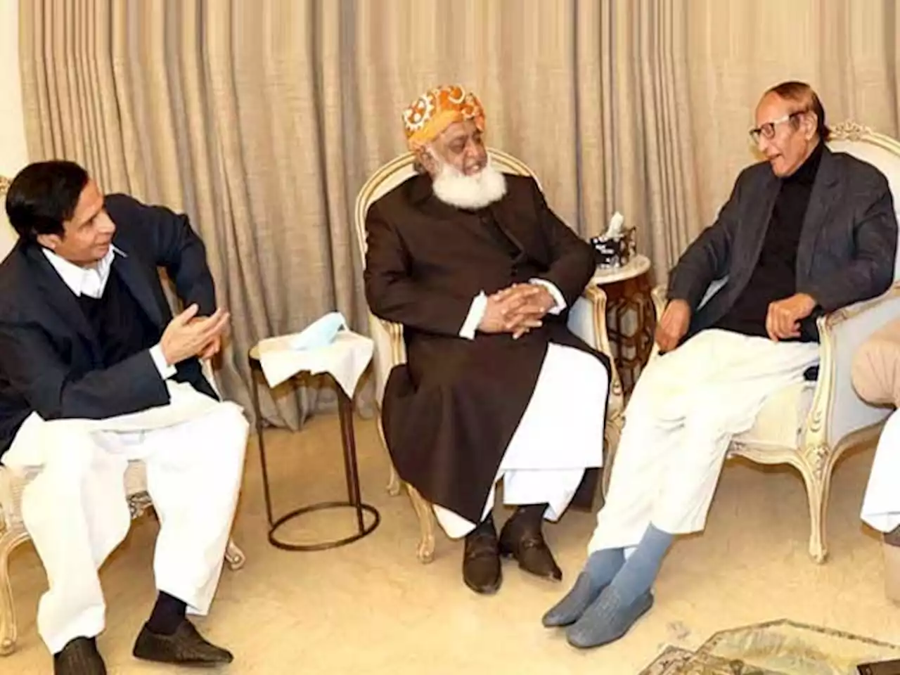 تحریکِ عدم اعتماد؛ چوہدری برادران نے اپوزیشن سے حتمی لائحہ عمل کے لیے 48 گھنٹے مانگ لیے - ایکسپریس اردو