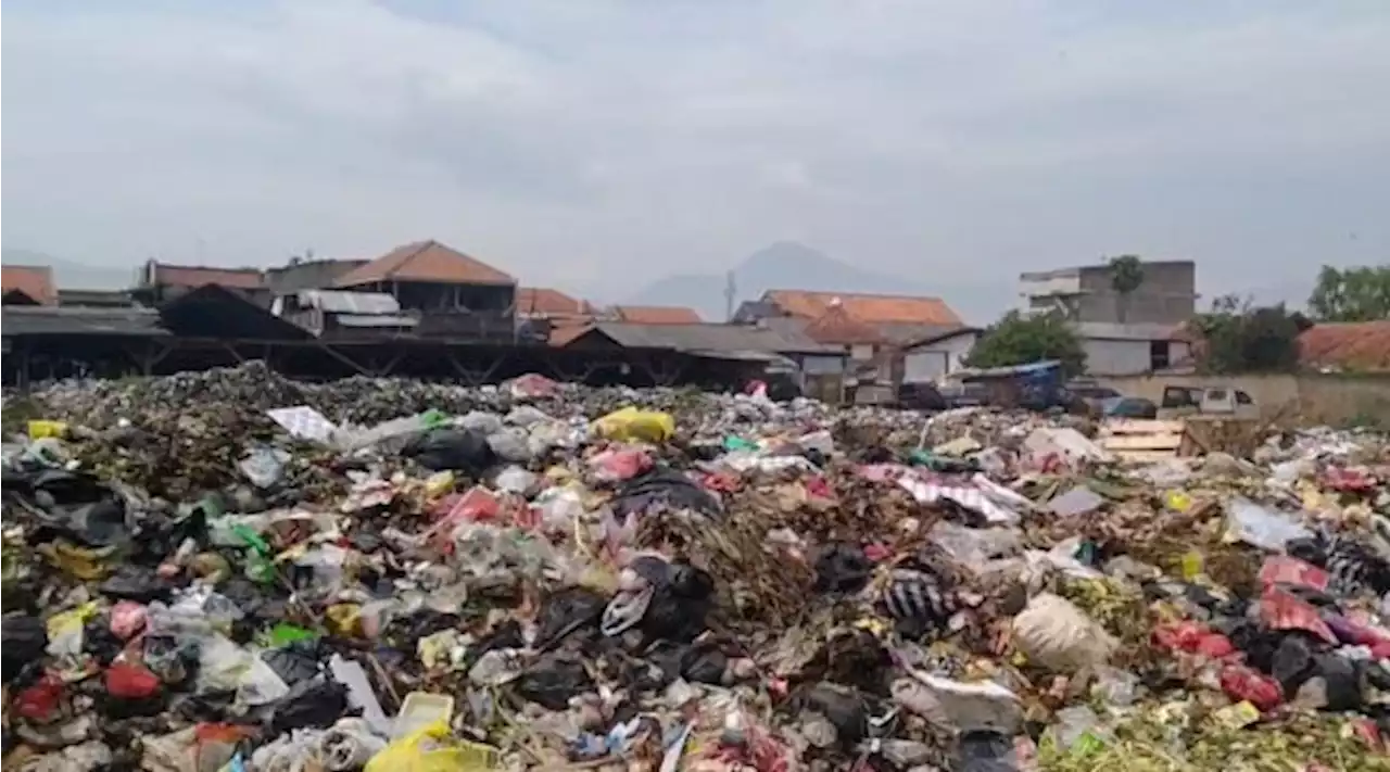 Pasar Banjaran Bandung Barat Terkepung Lautan Sampah