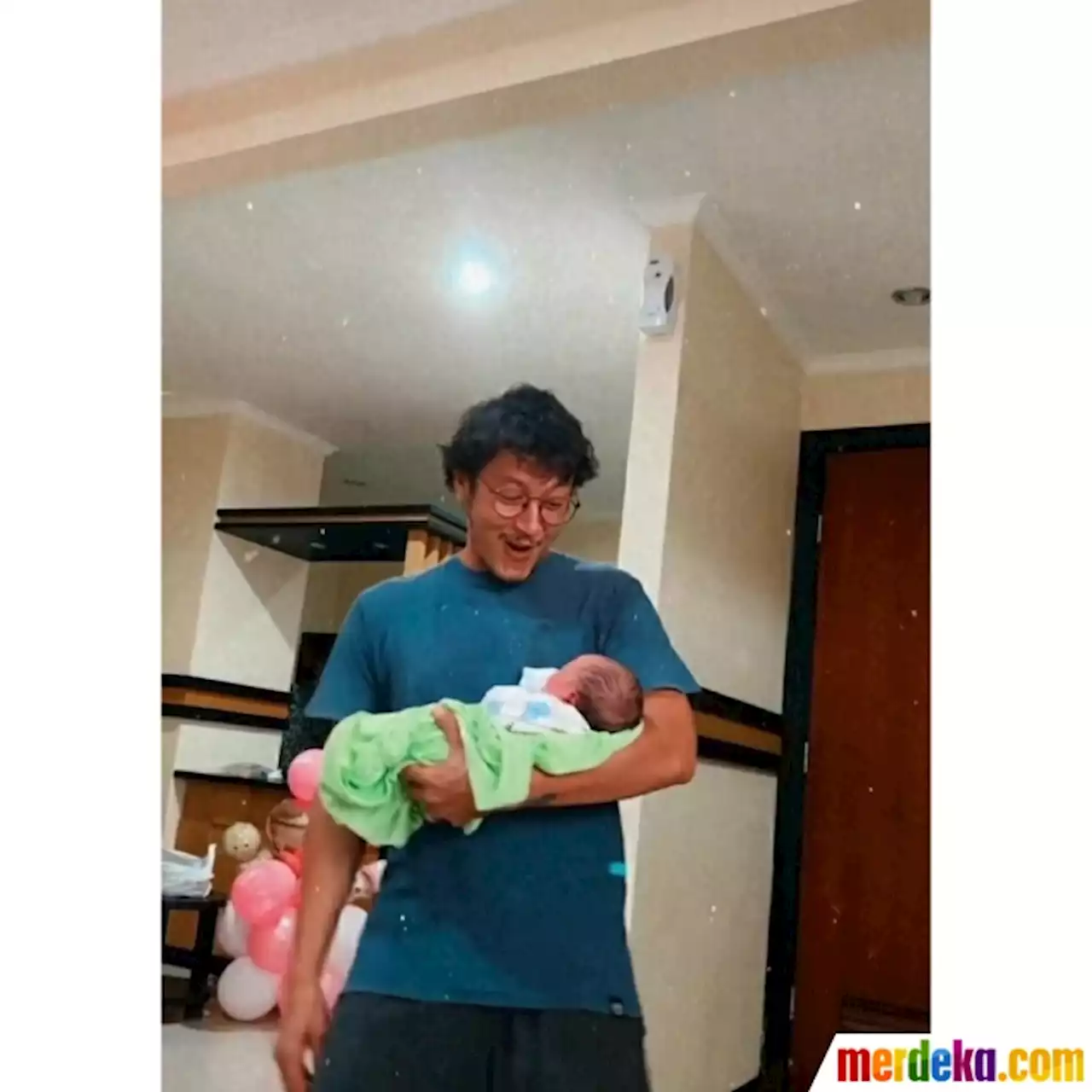 Foto : Resmi Jadi Ayah, Ini 5 Momen Bahagia Dimas Anggara Gendong Sang Anak yang Baru Lahir | merdeka.com