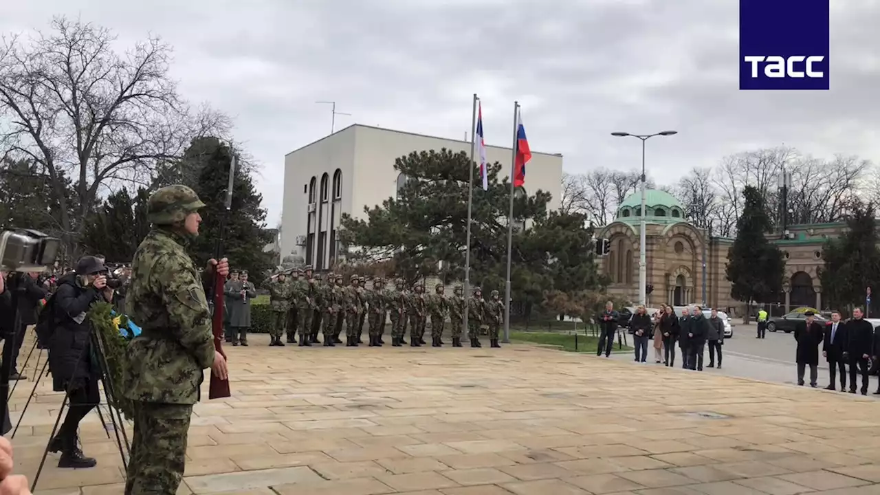 Дипломаты и военные России в Сербии возложили цветы к монументам солдат двух мировых войн