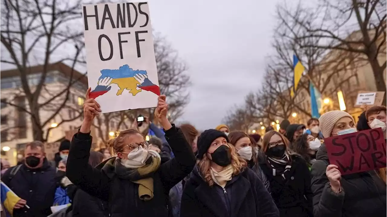 Gegen Putin, für Sanktionen: 650 Menschen zeigen in Berlin Solidarität mit Ukraine