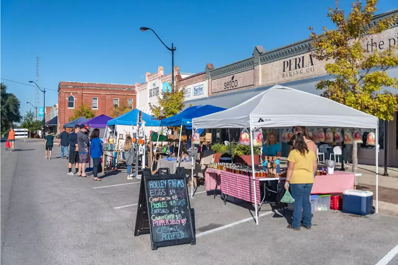 DeFuniak Springs farmers market kicks off with tractor parade