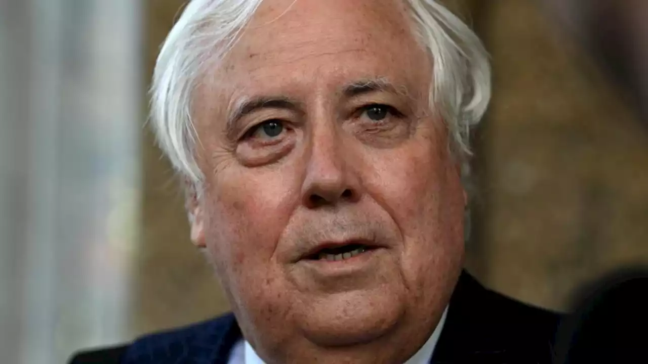 Clive Palmer taken by ambulance to hospital for COVID-19 testing