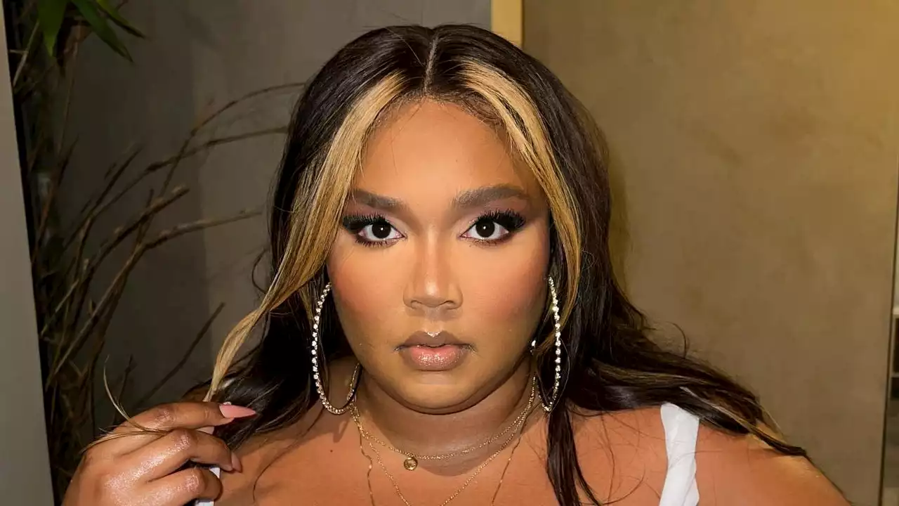 Lizzo's Razor-Thin Eyebrows Are a Perfect Tribute to Flappers of the 1920s