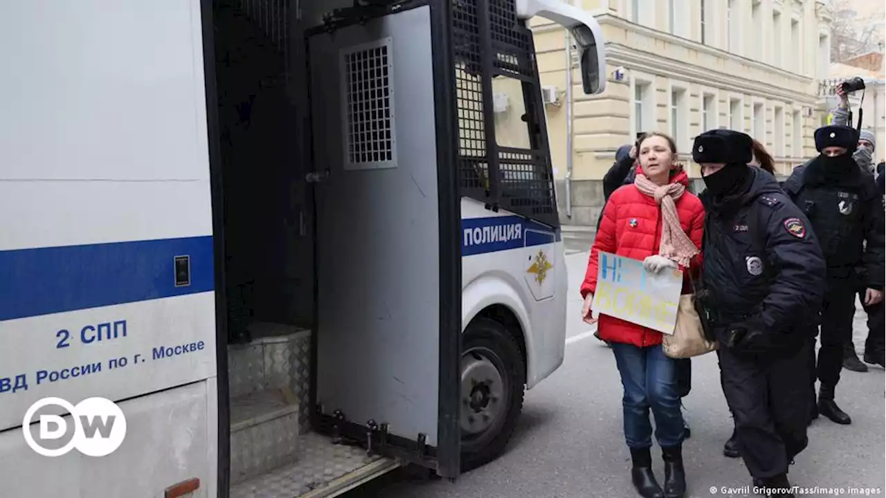 В городах России проходят акции против войны с Украиной | DW | 24.02.2022