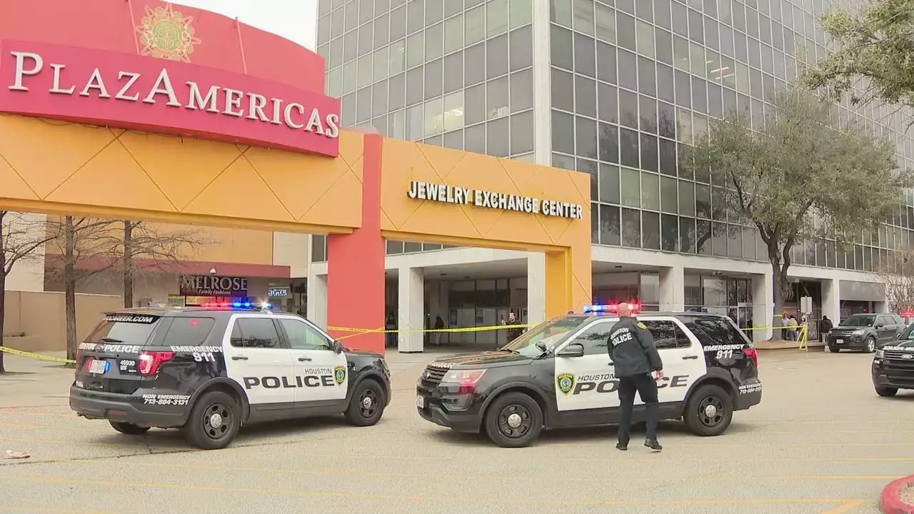 Officer, suspect killed in shooting at PlazAmericas Mall in southwest Houston