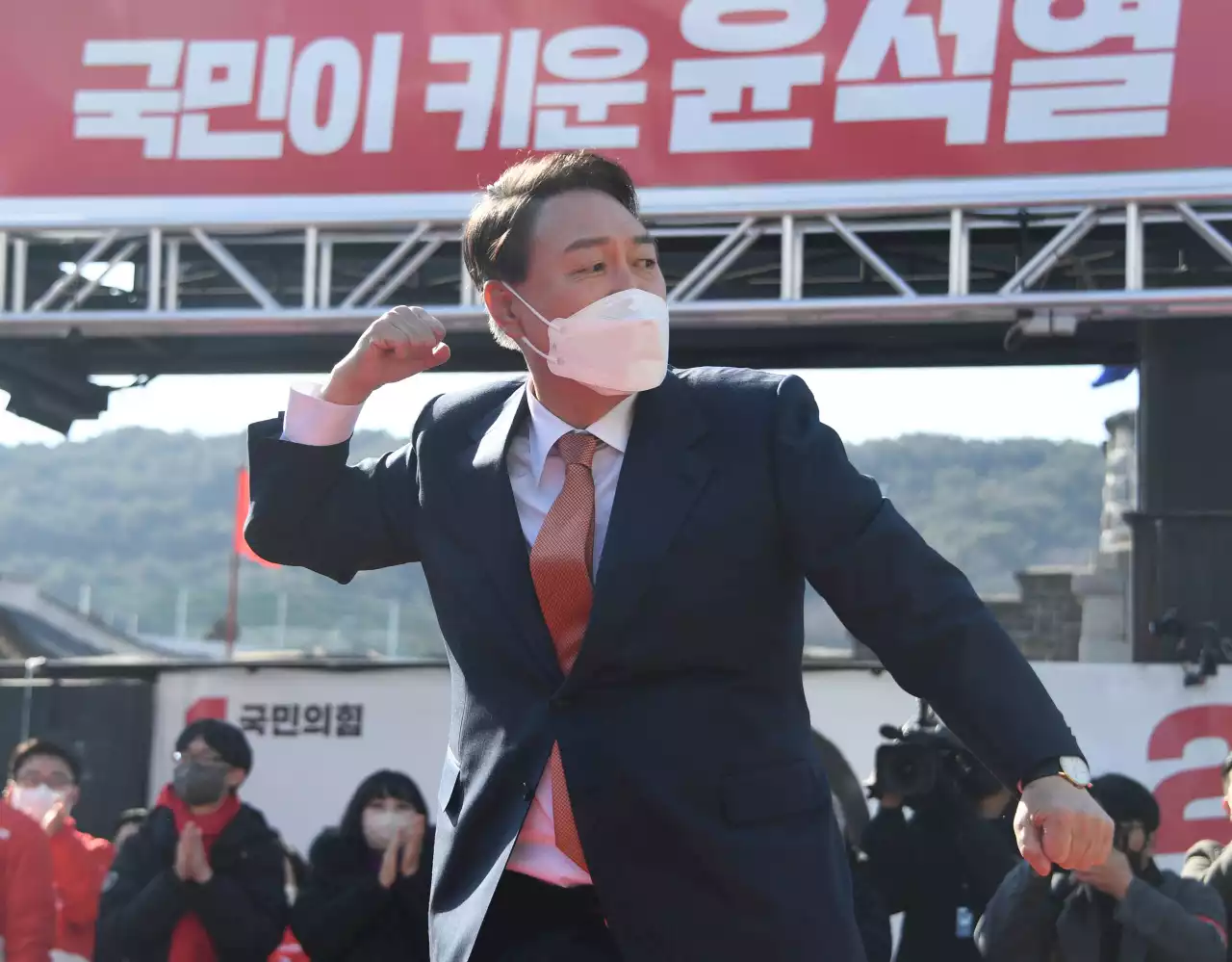 여야 ‘룸살롱 설전’···“윤석열 어퍼컷은 검사들 룸살롱 행태” VS “룸살롱은 586 주특기”