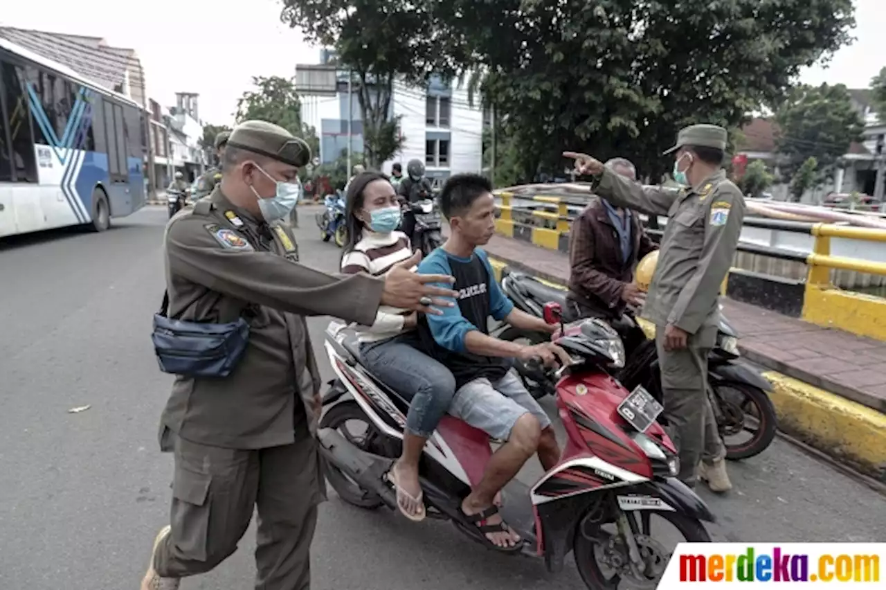 Foto : Satpol PP dan Polisi Jaring Pelanggar Masker di Kota Tua | merdeka.com