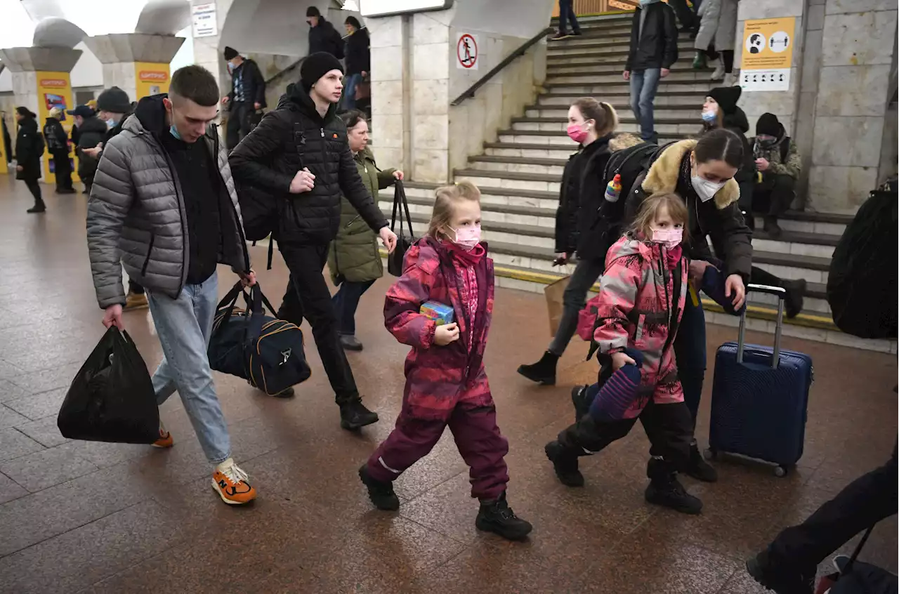 Ukrainians flee Kyiv as videos show air raid sirens ringing out