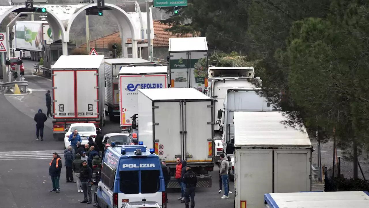 Trasportatori in agitazione in tutta Italia, furgoni, camion, tir e anche trattori agricoli fermi