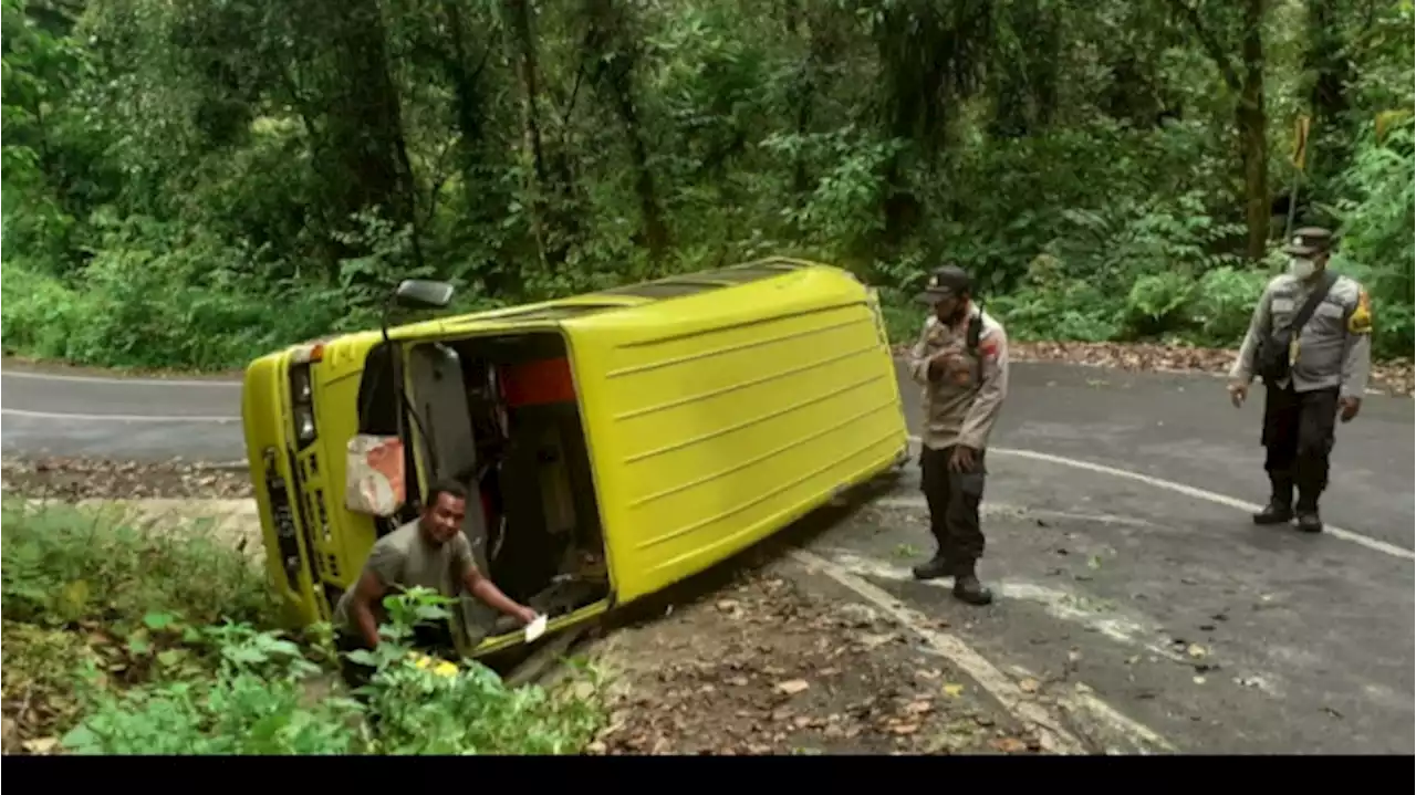 Minibus Tergelincir di Jalan Turunan, Empat Penumpang Alami Patah Tulang