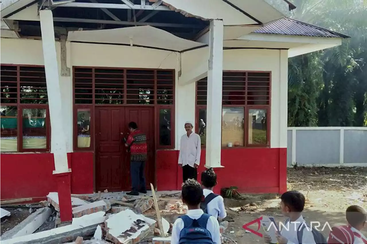 Sejumlah bangunan rusak akibat gempa di Pasaman Barat