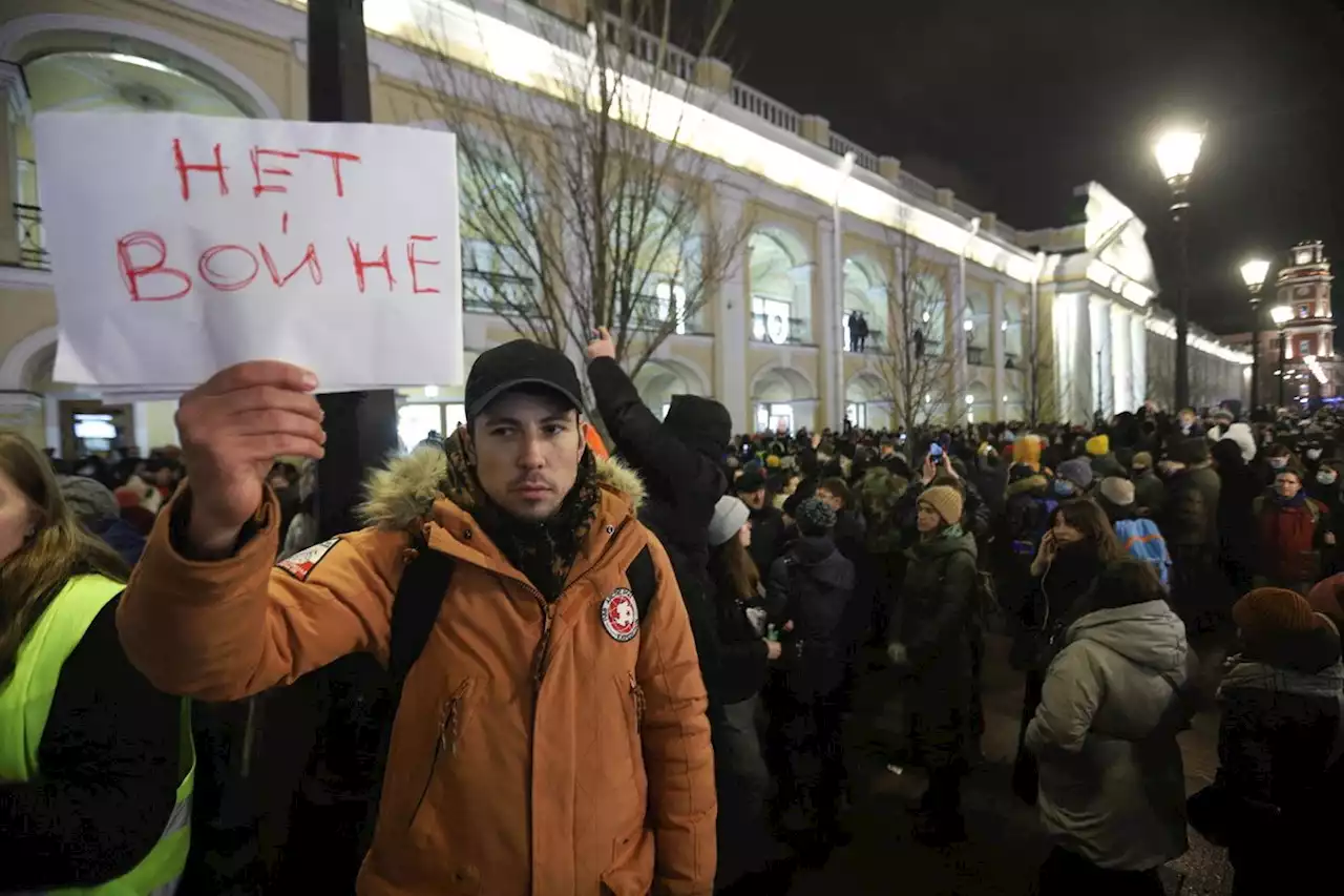 Ucraina, a San Pietroburgo manifestazione contro la guerra | Proteste in 50 città russe: 1.400 arresti