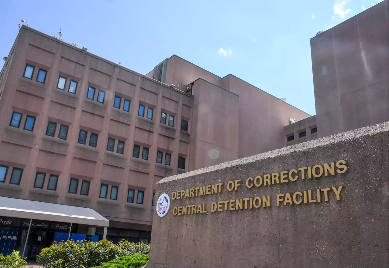 D.C. jail guard accused of smuggling narcotics, knives into facility