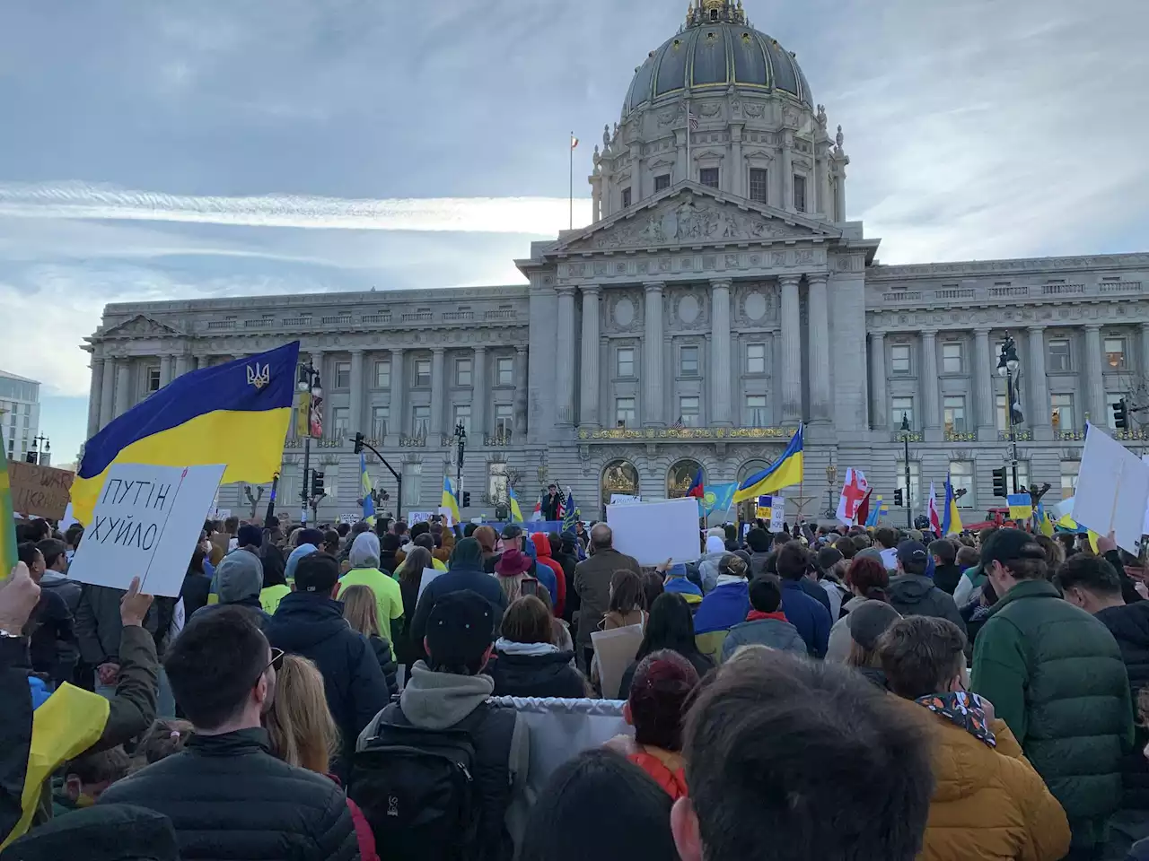 More than 1,000 gather at SF's City Hall to support Ukraine