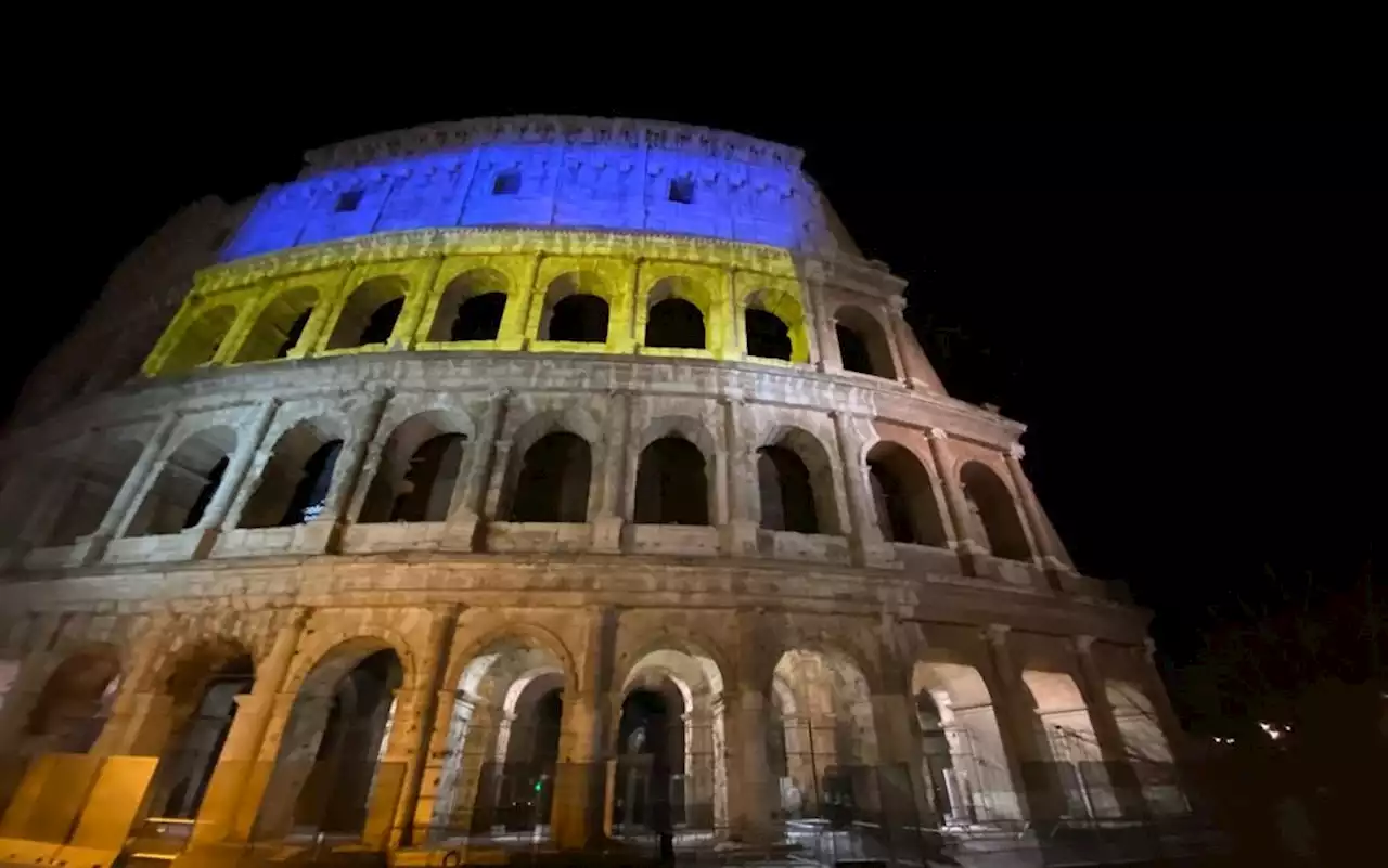 Ucraina, il Colosseo illuminato con colori della bandiera ucraina