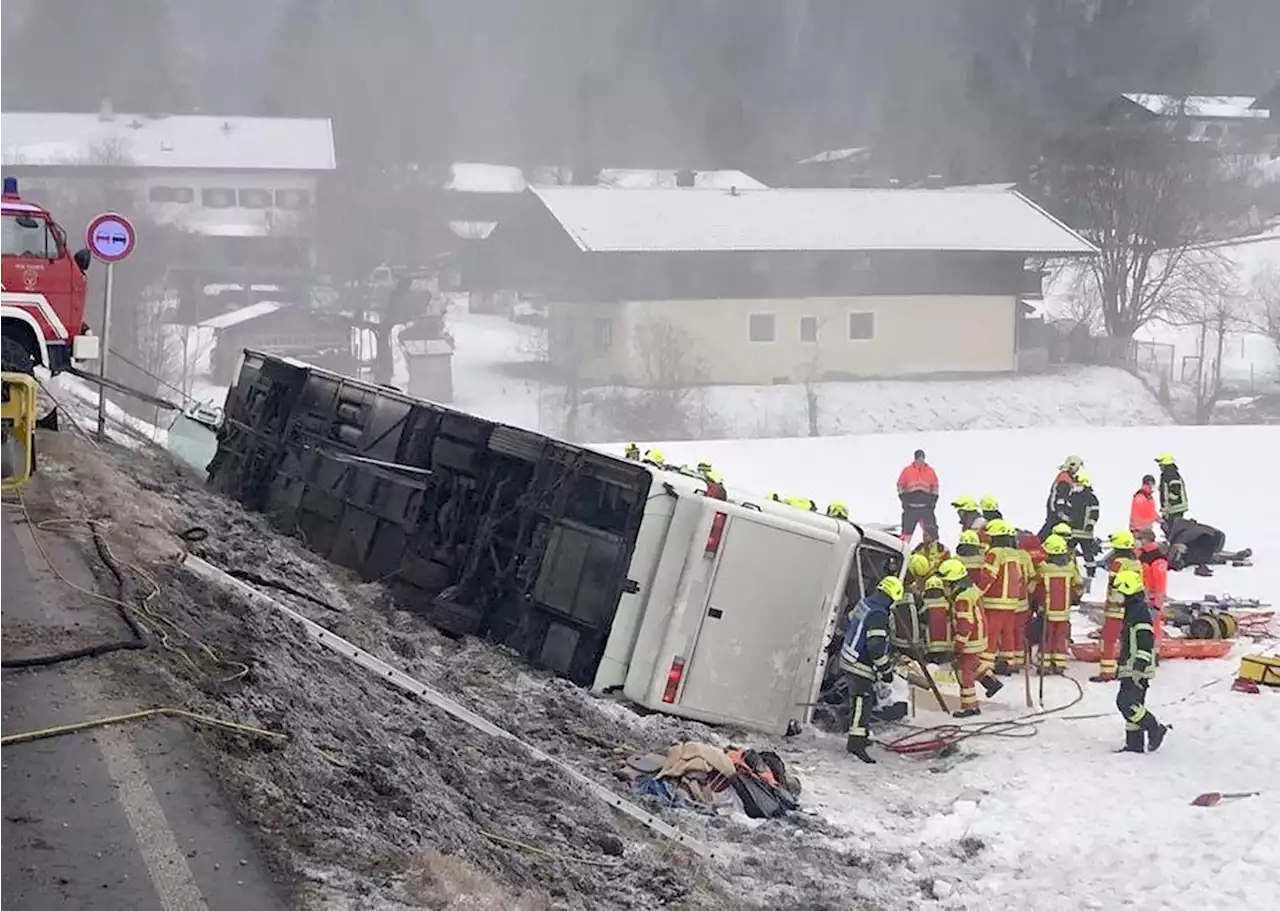 Oberbayern - Verletzte bei Unfall mit Reisebus